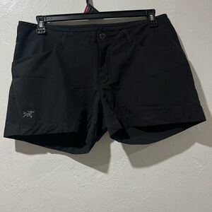 Arcteryx Creston Short 4.5” Inseam Women Sz 12 Black Logo Pockets Stretch